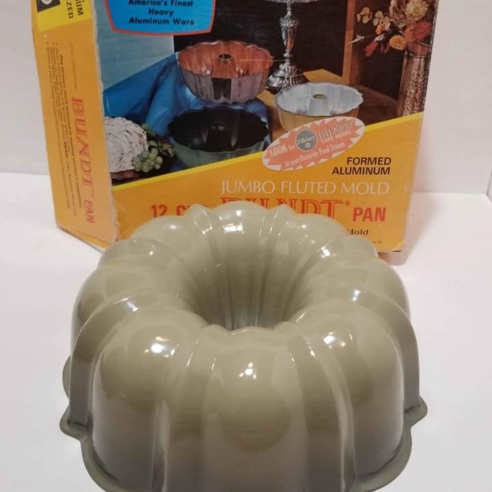 "Vintage" Nordic Ware Jumbo Fluted Bundt Pan In Original Box - Picture 9 of 10